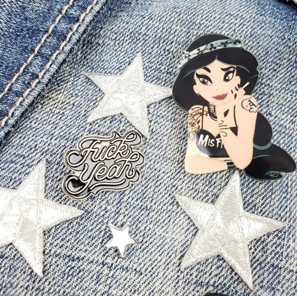 ❗5/$25 SALE❗Punk Rock Jasmin Misfits Brooch Pin - Picture 2 of 4